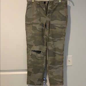 NWT A&F Camo Ames Low Rose Slim BF pant. Sz 28